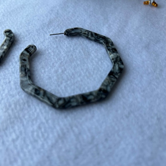Octagon Resin Hoop Earrings Black & Gray Lightweight NWT - Picture 4 of 5